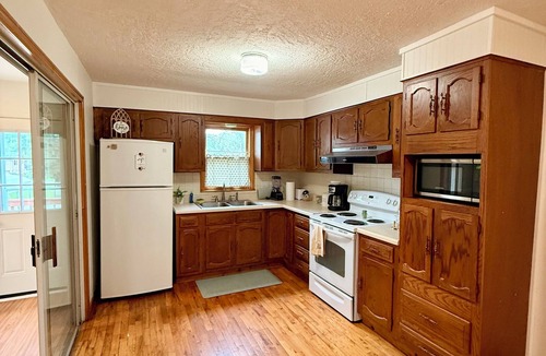 Excelsior Springs House | Cozy 2-bedroom house in tranquil Excelsior Springs with AC