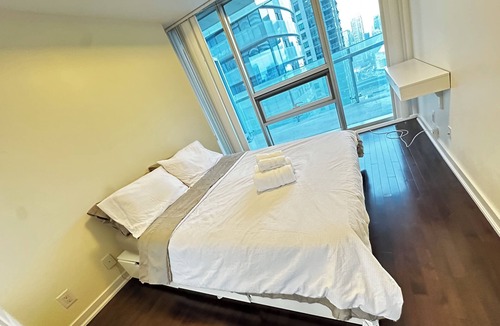 Central Waterfront Condo | Cozy 2-bedroom condo with AC, fitness room in pleasant Toronto downtown