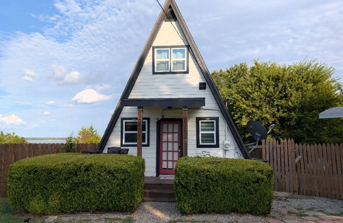 Princeton House | Cozy 2-bedroomA-frame lake house in charming Princeton with AC