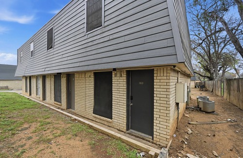 South Arlington Apartment | Cozy 2BR townhome with open living space