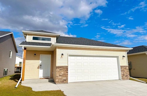 Horace House | Cozy 3 Bed 2 Bath Split level in Horace