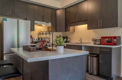 Niagara Falls House | Cozy 4BR/3BA Retreat - 4 Parking spaces-Sleeps 8!