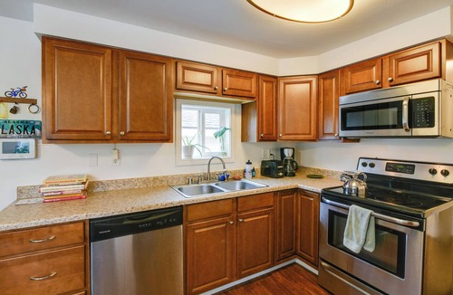 Spenard Cottage | Cozy Anchorage Retreat < 4 Mi to Downtown!