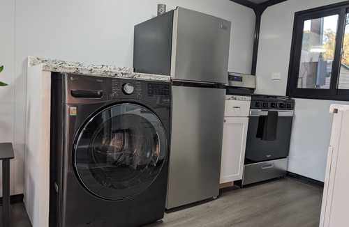 Woden House | Cozy and accommodating tiny home in Nacogdoches, Texas.
