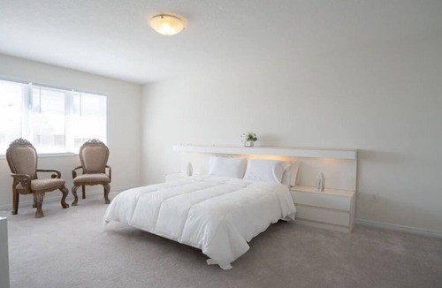 Niagara Falls House | Cozy and Large Spacious Vacation Home- Minutes from Niagara Falls!