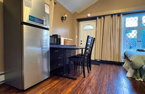 Niagara Falls Apartment | cozy BEDROOM close to the Falls