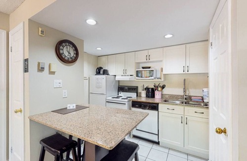 Craigleith Condo | Cozy BM Studio | Pool, Hot Tub, Tennis