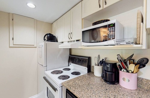 Craigleith Condo | Cozy BM Studio | Pool, Hot Tub, Tennis