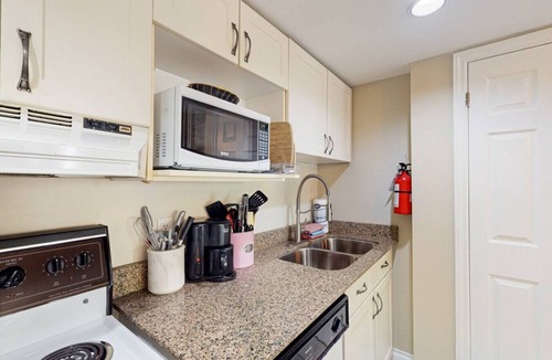 Craigleith Condo | Cozy BM Studio | Pool, Hot Tub, Tennis