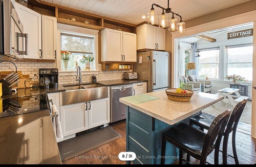 Perry House | Cozy “Book Barn” Boutique Cottage on Sought after Bay Lake with Sauna.