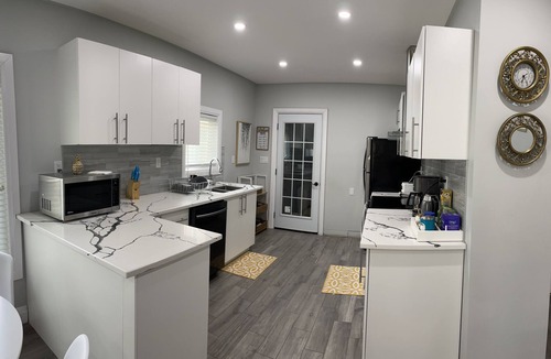 Walkerville Apartment | Cozy & bright upper unit; 3BD with workspace; free parking; private laundry