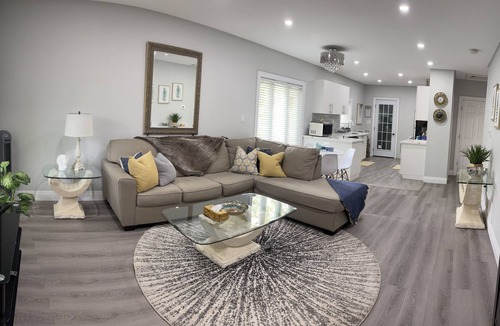 Walkerville Apartment | Cozy & bright upper unit; 3BD with workspace; free parking; private laundry