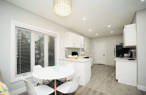 Walkerville Apartment | Cozy & bright upper unit; 3BD with workspace; free parking; private laundry