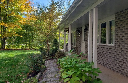 Lafontaine House | Cozy Bungalow - Sauna, Wood Stove, Close to Trails