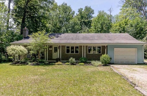 Lafontaine House | Cozy Bungalow - Sauna, Wood Stove, Close to Trails