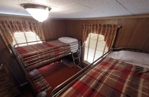 Jefferson House | Cozy Cabin Located on Lake O' the Pines . Full kitchen, Big Deck Sleeps 7