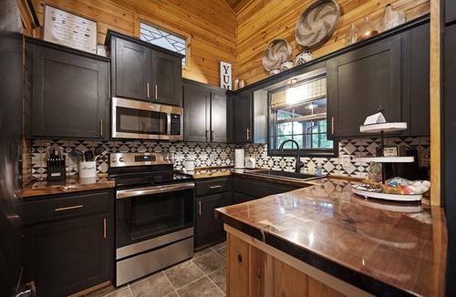 Broken Bow Cabin | Cozy Cabin on Mt Fork River *riverfront*