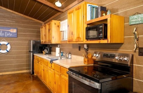 Cleora Cabin | Cozy Cabin Perfect for Family Getaways in Afton, Oklahoma