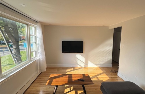Vanier Condo | Cozy Central 2 bedroom Flat with free parking