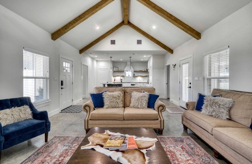 Washington Cottage | Cozy Chic Cabin with Fire Pit, BBQ and Countryside Views in Texas