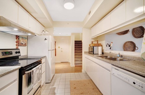 The Blue Mountains Condo | Cozy & Chic Mountain Getaway | Steps to BM Village