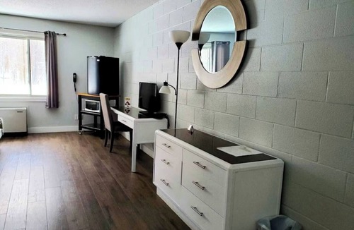Colpoys Bay Apartment | Cozy Comfort Double Room 07– Peninsula Motel, Minutes from Wiarton Waterfront