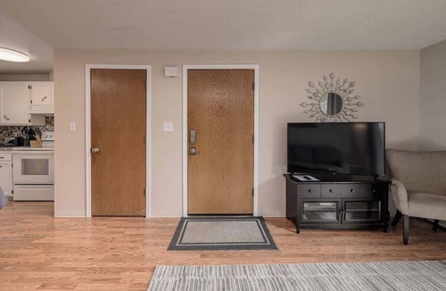 Taku - Campbell Apartment | Cozy Creekside Retreat -2BR Near Airport