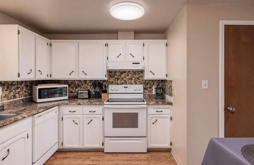 Taku - Campbell Apartment | Cozy Creekside Retreat -2BR Near Airport