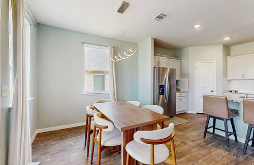 Georgetown House | Cozy Georgetown home with full kitchen, living room and enclosed backyard