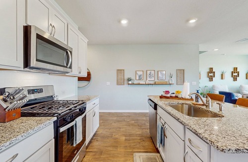 Georgetown House | Cozy Georgetown home with full kitchen, living room and enclosed backyard