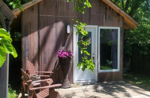 Niagara Falls Apartment | Cozy Guest House with Attic in the Heart of Niagara Falls