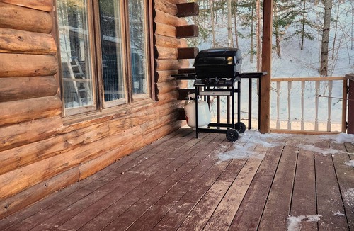 Hastings Highlands Cabin | Cozy Hilltop Cabin - 10 minutes to Bancroft