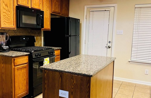 Spring House | Cozy Home in Spring,TX with AC/WiFi/Laundry . 20 mins from IAH Airport
