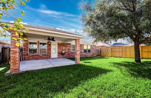Spring House | Cozy Home in Spring,TX with AC/WiFi/Laundry . 20 mins from IAH Airport