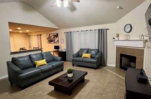 Spring House | Cozy Home in Spring,TX with AC/WiFi/Laundry . 20 mins from IAH Airport