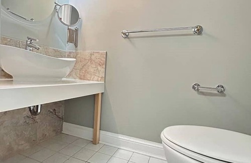 Fallingbrook House | Cozy Home In Toronto CL to Downtown, Bluff Park & Lake Trails