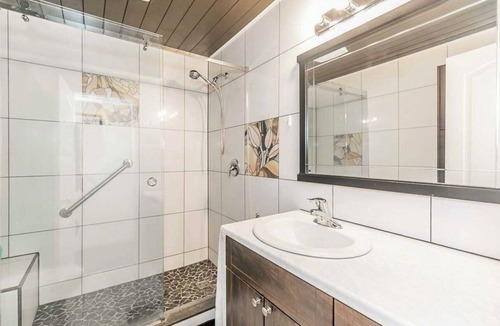 Alcona House | Cozy Innisfil Beach Cottage/Lakeview/Steps to the beach/Sleeps 5