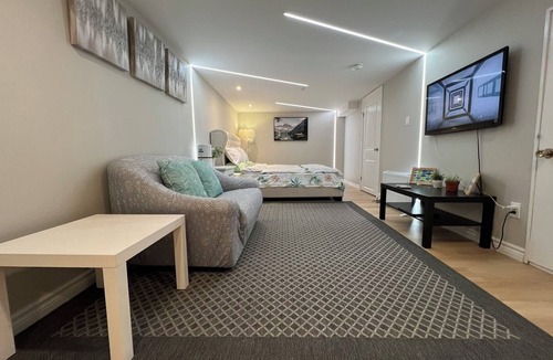 Richmond Hill House | Cozy King size Bedroom with Private Bathroom