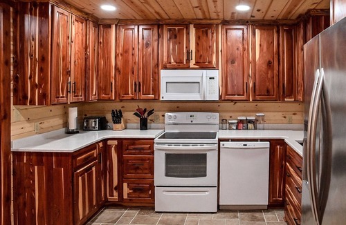 Negreet Cabin | Cozy lakefront cabin with boat house & ramp on Toledo Bend Lake