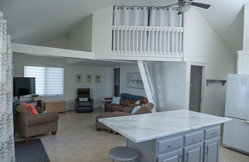 Dashwood House | Cozy Lakefront Cottage - Private Beach