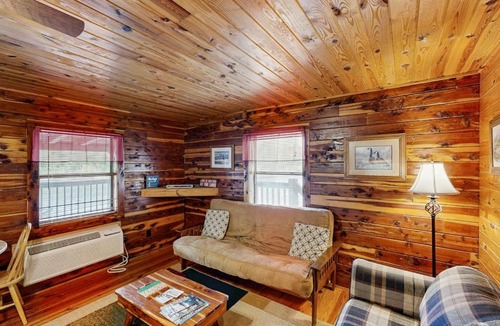 Mountain Pine Apartment | Cozy Lodge - Unit 3