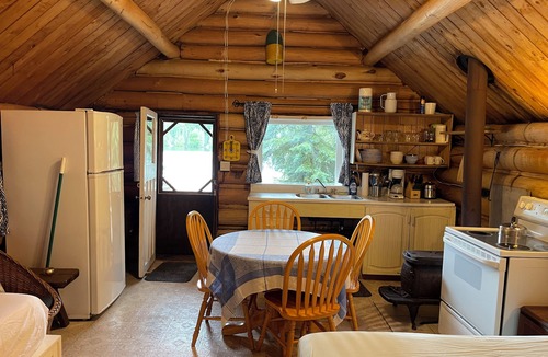 Hastings Highlands Cottage | Cozy log cabin on Baptiste Lake