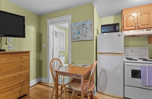 Waterford Valley Apartment | Cozy Manor Studio Parking WiFi