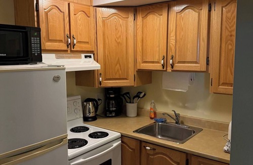 Waterford Valley Apartment | Cozy Manor Studio Parking WiFi