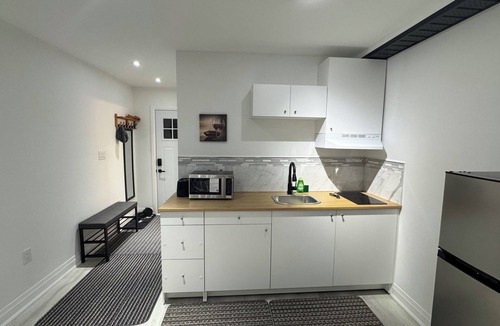 Jacksons Point Apartment | Cozy modern cottage with private entrance beachside and close to the ROC