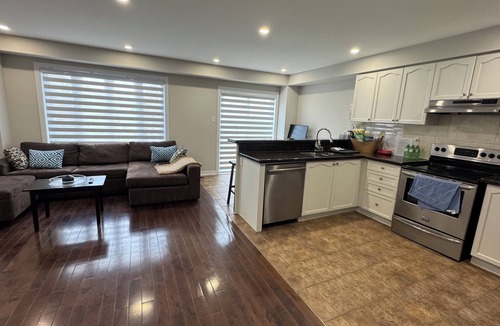 Richmond Hill House | Cozy & Modern Furnished Private House Hosted by a SuperHost!