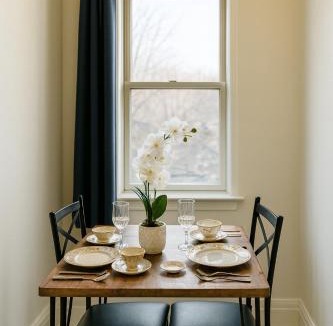 East Avenue Apartment | Cozy Modern Studio Queen BedWorkspacefastWifi