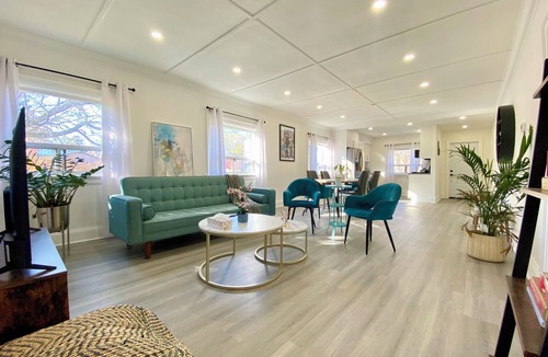 Pickering House | Cozy Pickering Lakeside Home