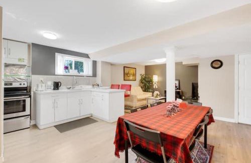 Richmond Hill House | Cozy Private Basement Suite Beside Plaza Free Parking Walk to Groceries & Dining