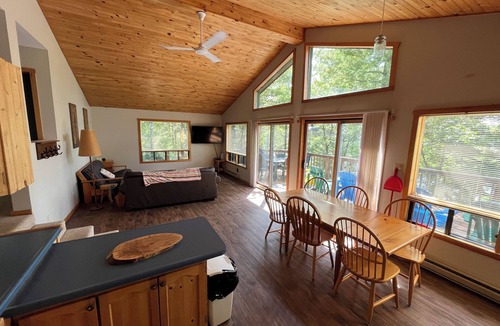 Gravenhurst Ski Chalet | Cozy Private Waterfront Cottage